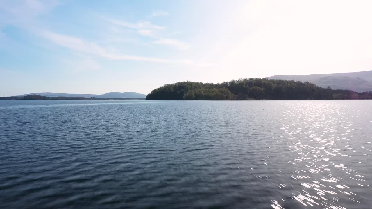 로몬드 물을 따라 낮은 비행을 하고 화창한 날에 섬을 드러내기 위해 들어 올립니다.