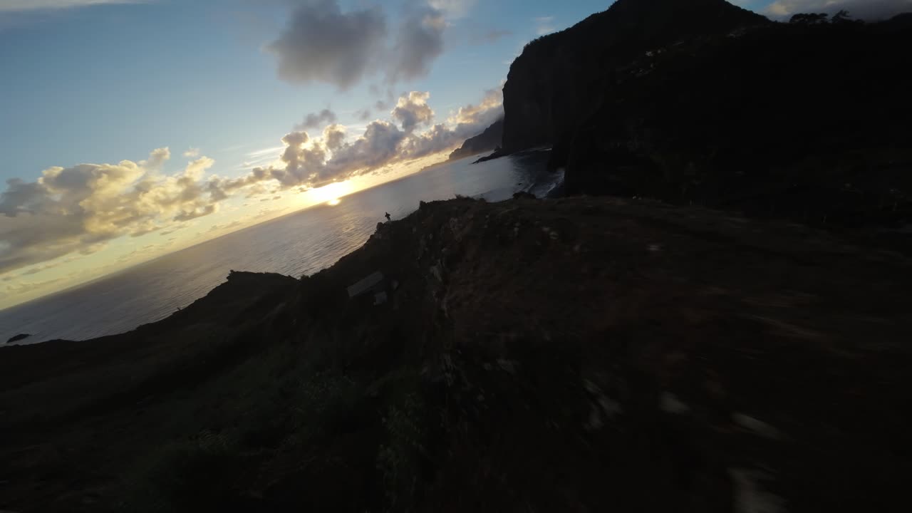 imágenes de drones fpv en madeira, portugal, filmadas al amanecer en el lado del mar con acantilados circundantes y océano