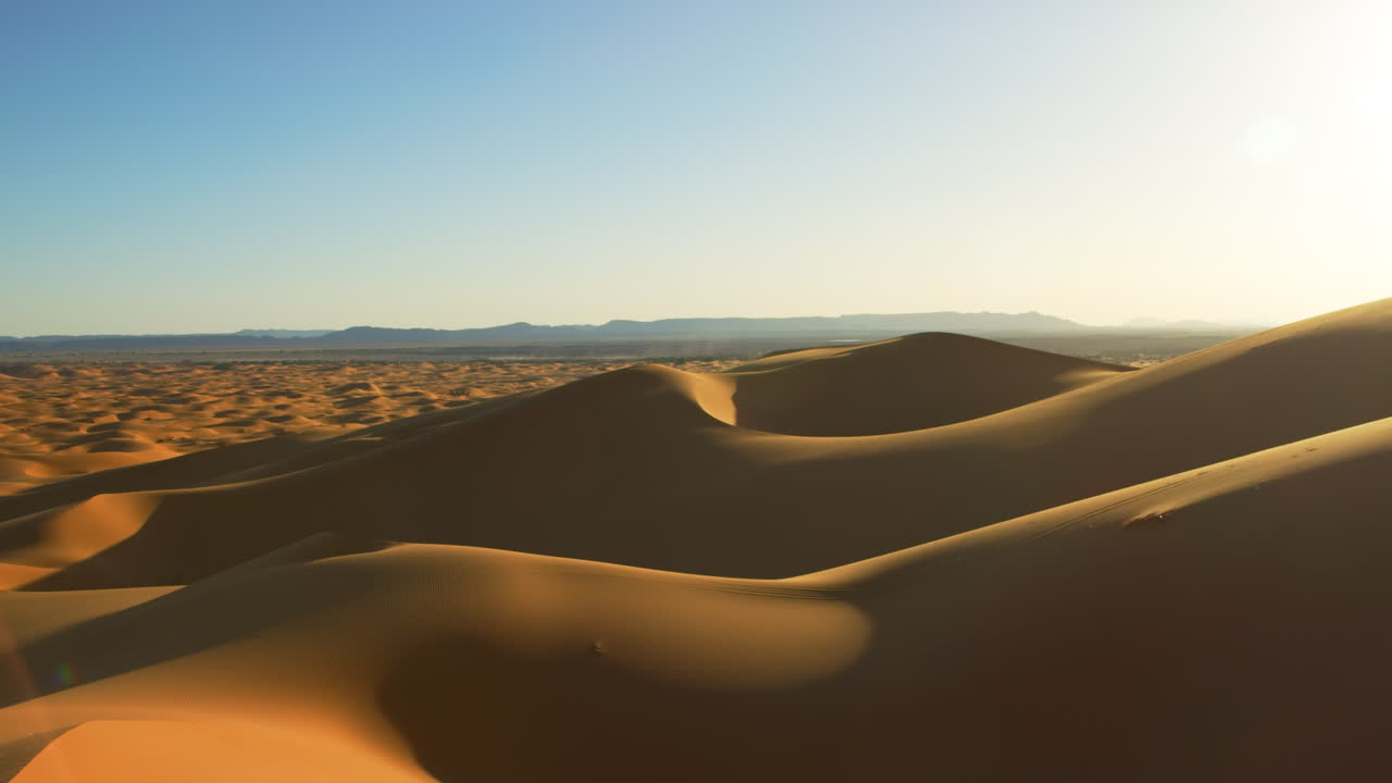 puesta de sol en las altas dunas de arena de merzouga, marruecos