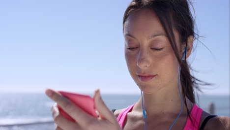 Mujer-Atlética-Preparándose-Para-Correr-Con-Música-Desde-Un-Teléfono-Inteligente-En-La-Ciudad