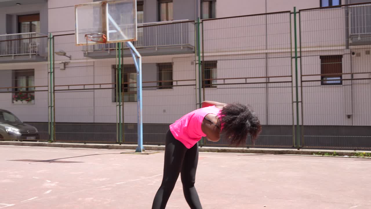 Donna che si allena su un campo da basket