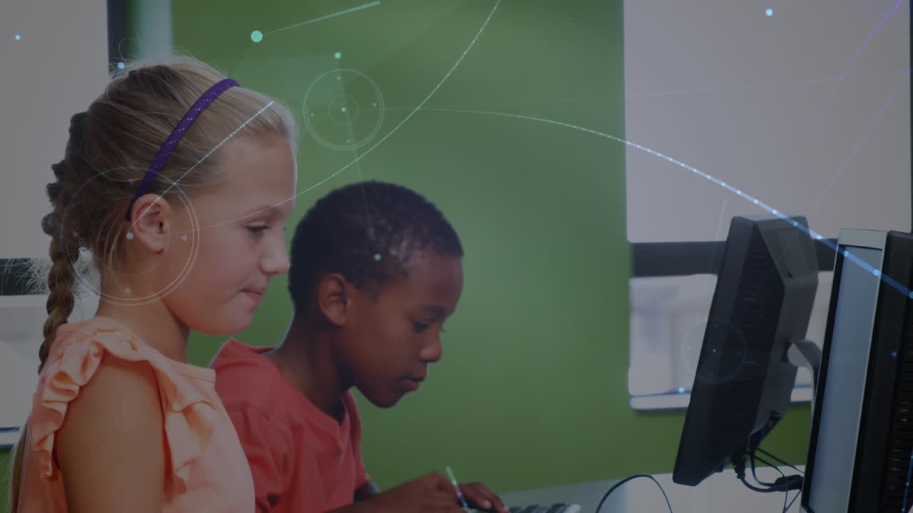 сеть связей против белой девушки и афроамериканского мальчика, использующих компьютер в школе