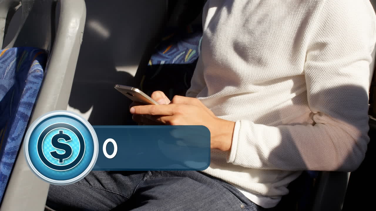 мужчина сидит в автобусе и просматривает свой телефон.