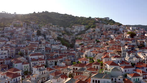 Aérea:-Ciudad-De-Skopelos-En-La-Isla-De-Skopelos,-Grecia-Durante-La-Hora-Dorada