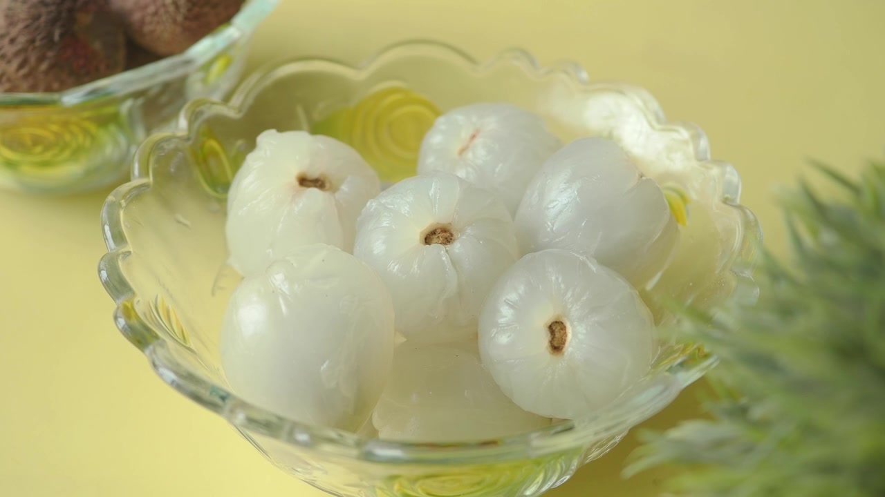 Vải thiều bóc vỏ trong bát thủy tinh