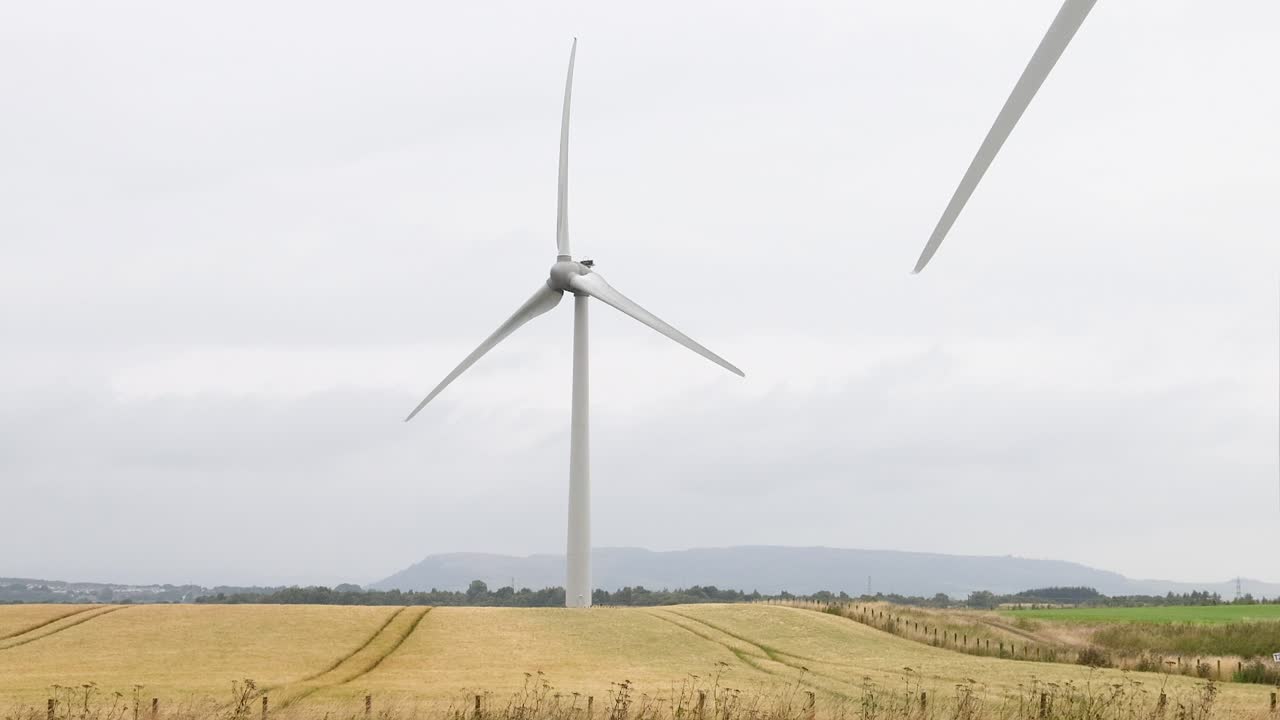 ветряная турбина, вращающаяся в сельском поле