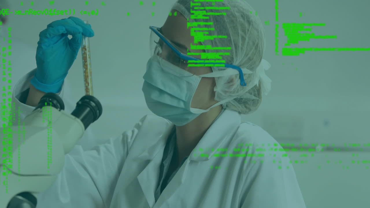 animación del procesamiento de datos sobre una científica caucásica que toma muestras en el laboratorio