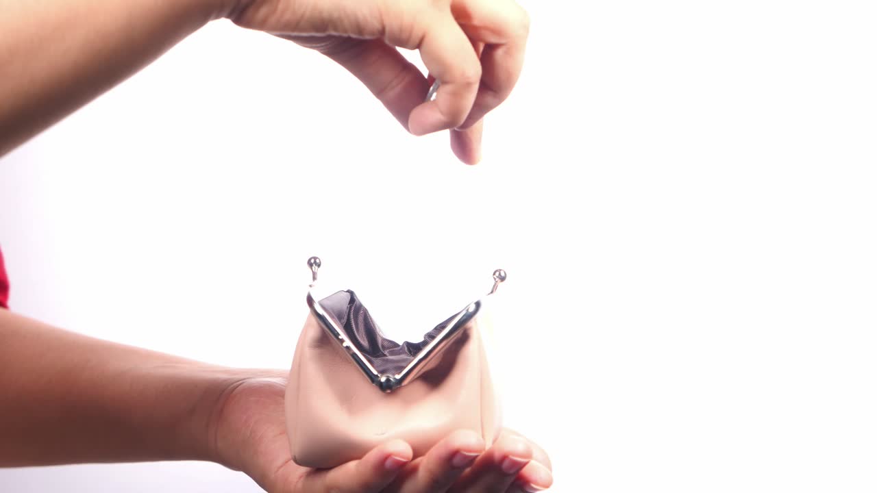 billetera rosa vacía en las manos