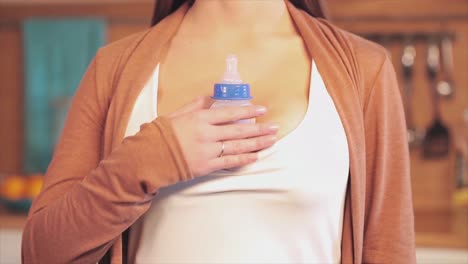 mujer amamantando a un bebé