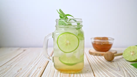 soda helada de miel y lima con menta - bebida refrescante