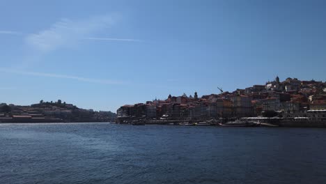 Mirando-A-Través-Del-Río-Douro-Hasta-La-Orilla-Norte-Cerca-De-Ribeira-En-Un-Día-Claro-Y-Soleado-En-Porto,-Portugal