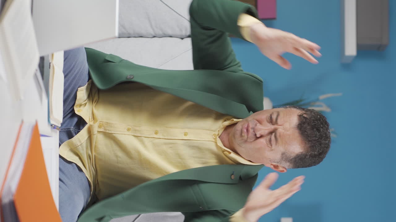 홈 오피스 직원의 수직 비디오 노인이 걱정스럽게 생각하고 있습니다.