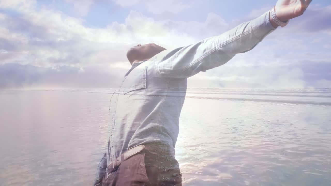 팔을 크게 펴고 있는 남자