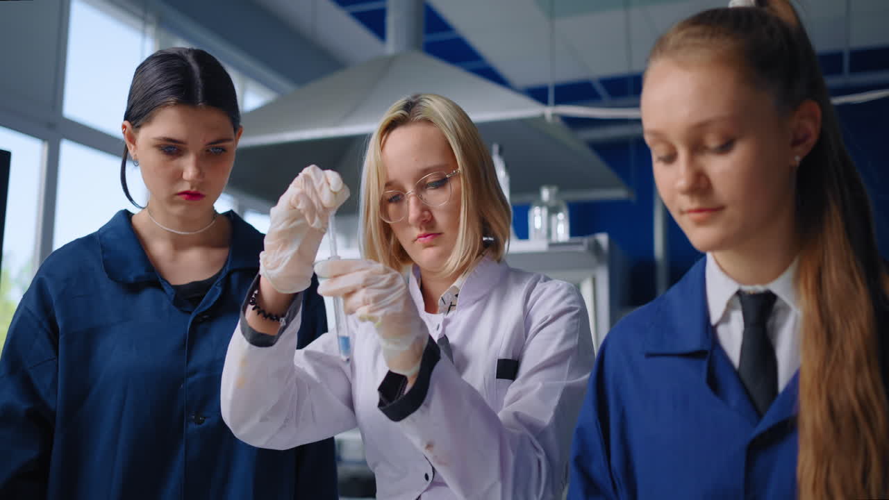 студенты наук проводят лабораторный эксперимент