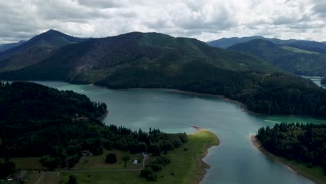 High-aerial-panning-shot-of-Alder-Lake,-WA