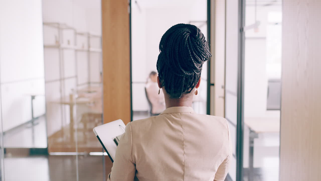 여자로 행동하고, 상사처럼 생각하세요.