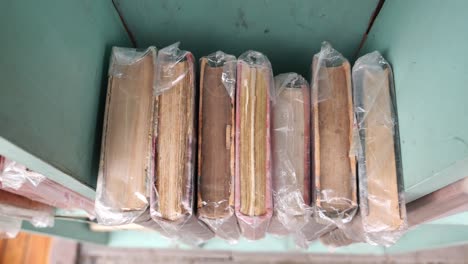primer plano de libros viejos en un estante