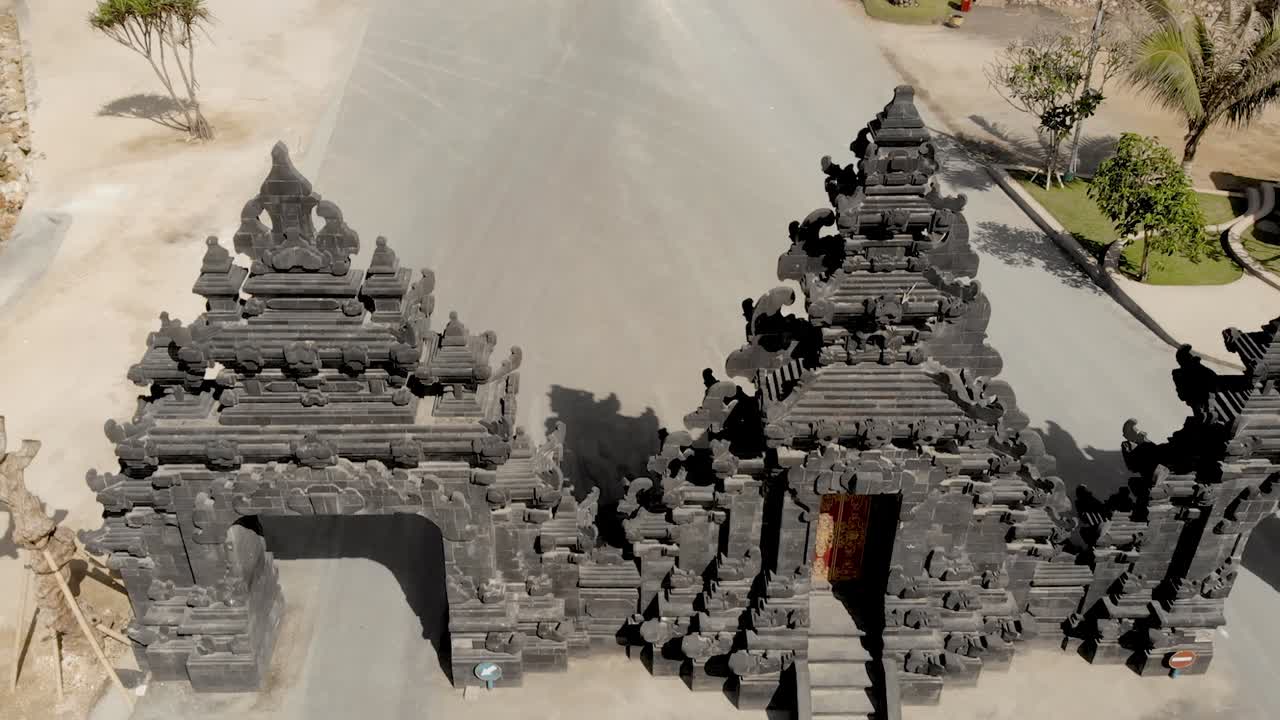 Bali, Endonezya'daki Melasti Plajı'na giden geleneksel Bali kapısı, havadan görünüm.