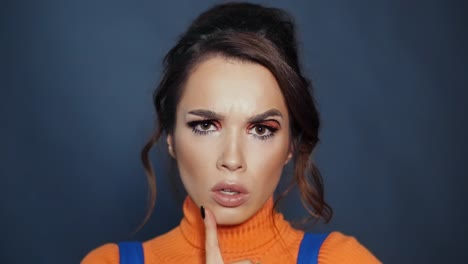 hermosa chica con pestañas pintadas fruncir el ceño. expresión facial femenina