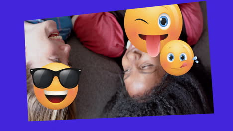 animación de varios emojis moviéndose sobre dos adolescentes felices y diversas acostadas de espaldas hablando