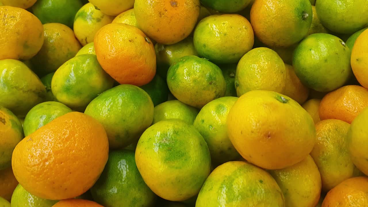 una vista de cerca de unas naranjas frescas colocadas en el mercado