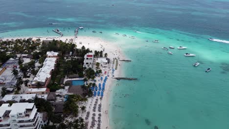 Eine-Luftaufnahme-Der-Insel-Isla-Mujeres-In-Der-Nähe-Von-Cancun-Mexiko-Tagsüber