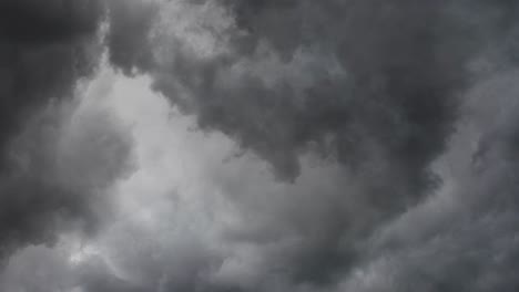 Stürmischer-Himmel-Und-Donner-In-Dunklen-Wolken