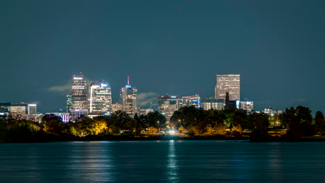 Zeitraffer-Von-Wolken,-Die-Nachts-über-Die-Wolkenkratzer-In-Der-Innenstadt-Von-Denver-Ziehen,-Mit-Dem-Sloan-Lake-Im-Vordergrund