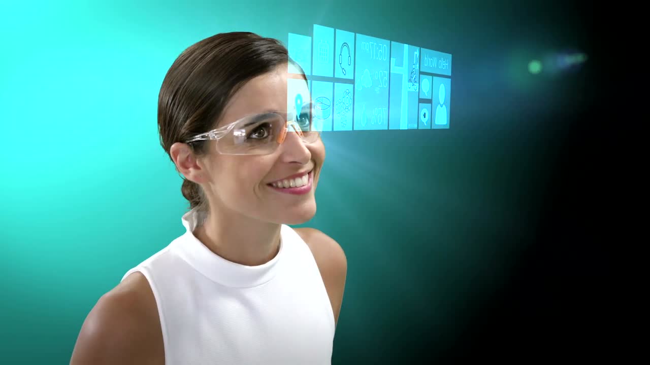 mujer de negocios mirando texto y gráficos generados digitalmente