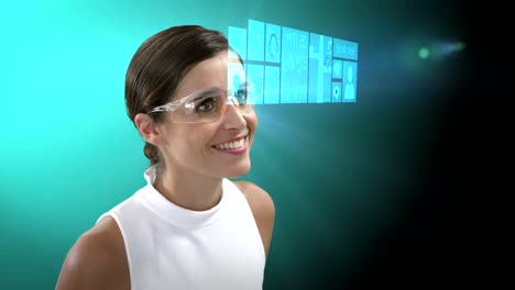 mujer de negocios mirando texto y gráficos generados digitalmente