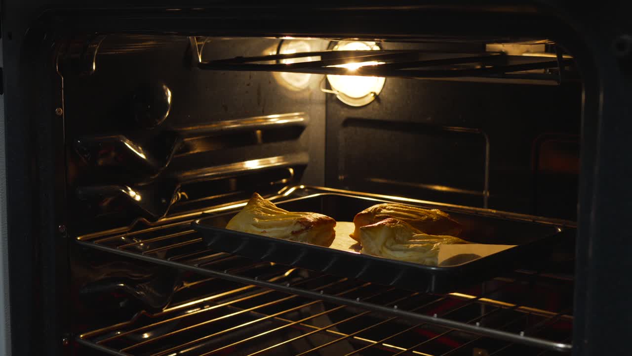 Deur openen naar zelfgebakken gebak in de oven