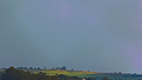 increíble lapso de tiempo con lluvia y luz solar en el campo que termina en la luz mágica 4k -super 35 mm