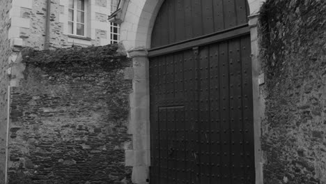 Vista-En-Blanco-Y-Negro-De-La-Puerta-Principal-De-Una-Casa-Medieval-En-Francia