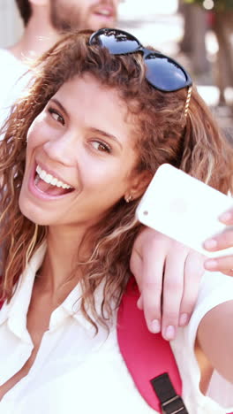 una pareja de moda tomando una selfie.