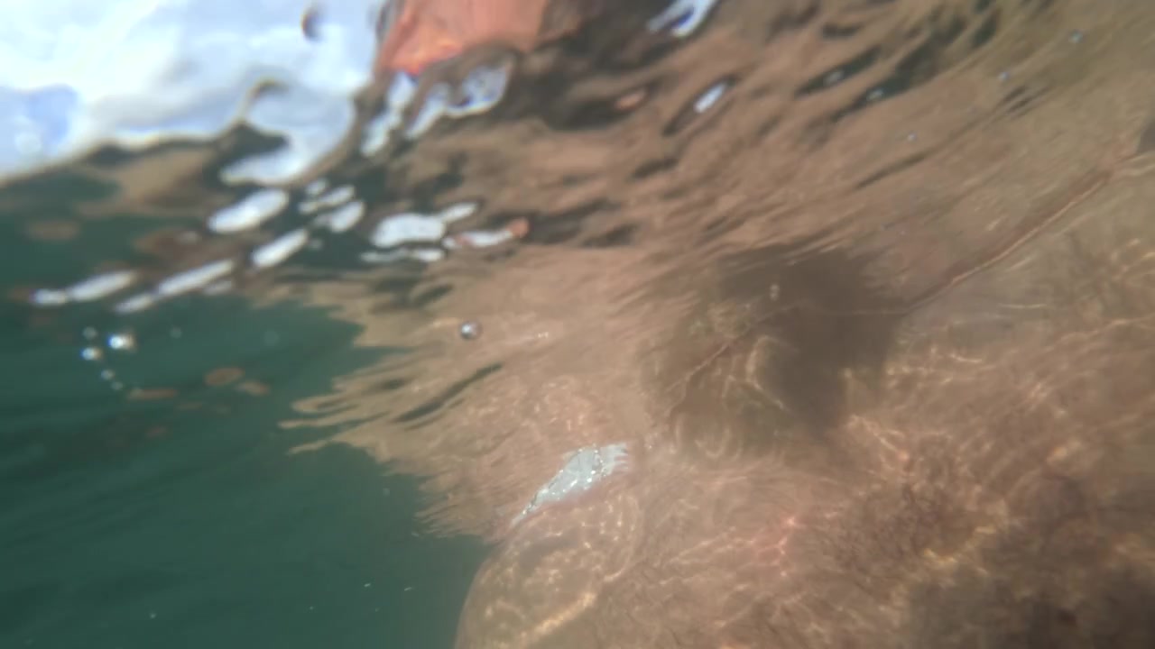 Langsom gengivelse af en mand, der står i havet op til halsen, med hovedet over vandet, Côte d'Azur, Frankrig