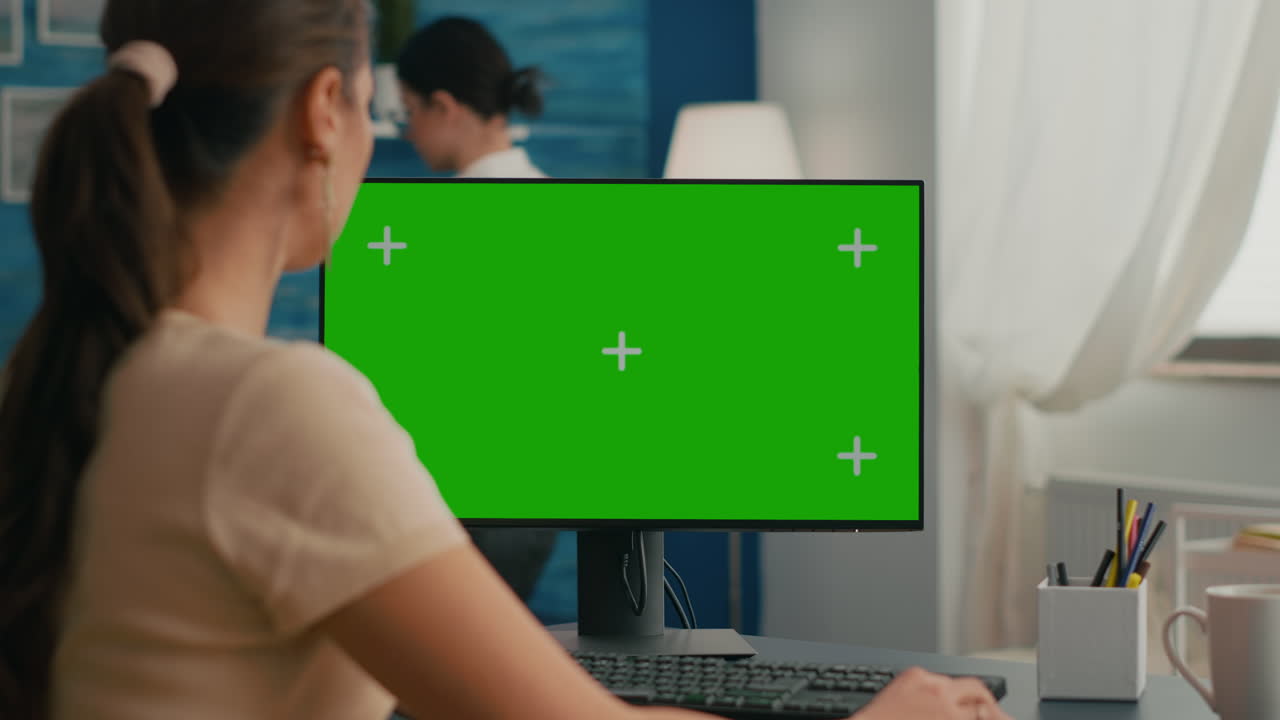 mujer sentada en el escritorio de la oficina y buscando en internet