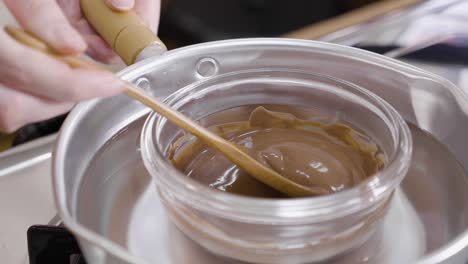 proceso de mezcla de esmaltes de chocolate en la estufa