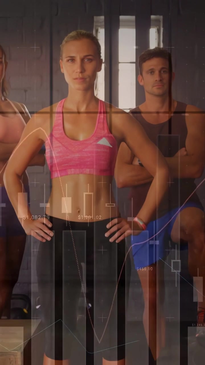 Telecamera che si alza rivelando una donna al centro in posa con le mani sui fianchi in palestra, reggiseno rosa, sovrapposizioni di dati, promo.