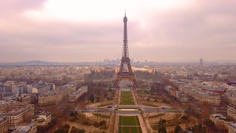 Fliegen-In-Richtung-Eiffelturm-über-Dem-Champ-De-Mars