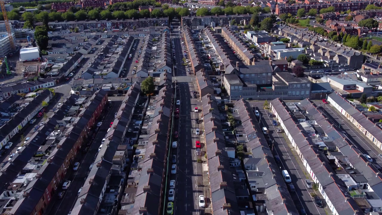 Survol aérien de maisons mitoyennes symétriques à Dublin, Irlande