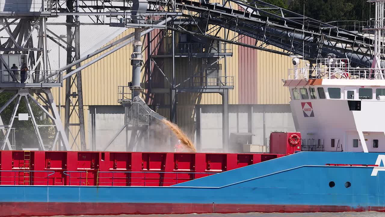 화물 선박이 재료를 탑재하고 있습니다.