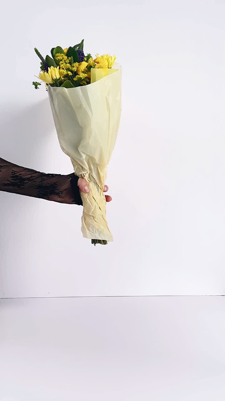 Donna con un bouquet di fiori gialli