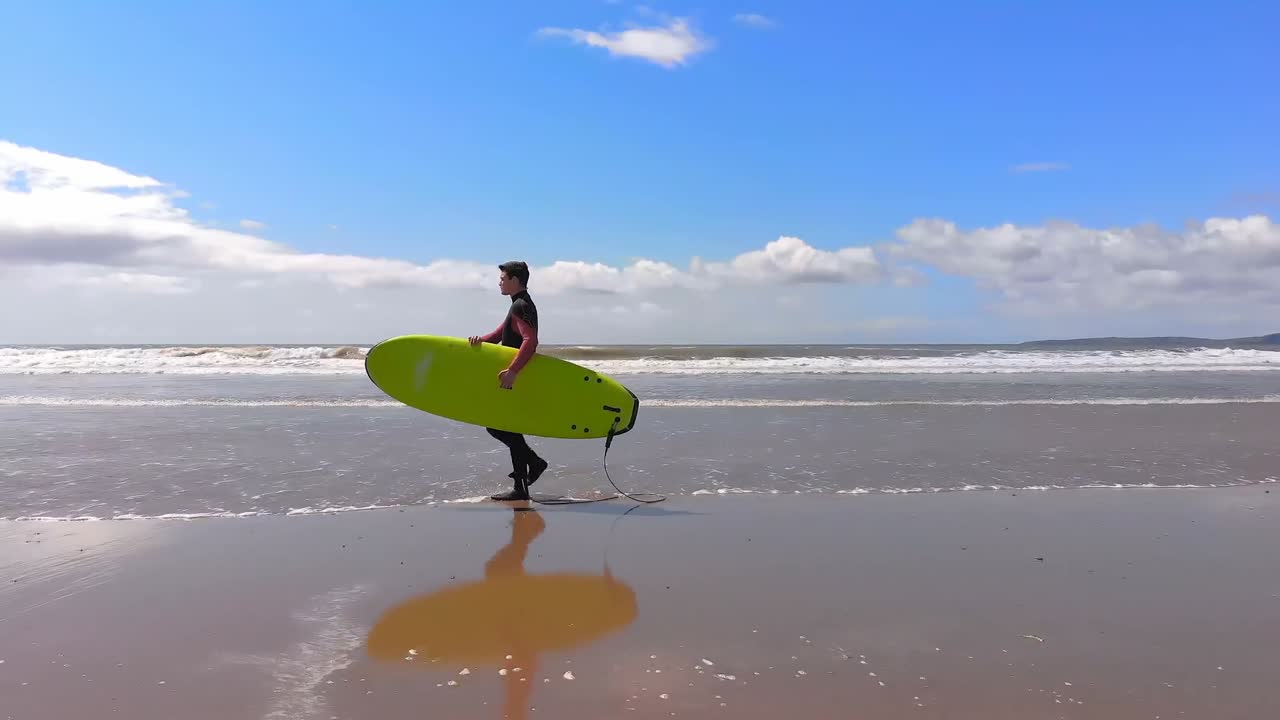 ⁇ 은 날 해변에서 서프보드와 함께  ⁇ 고 있는 남성 서퍼 4k