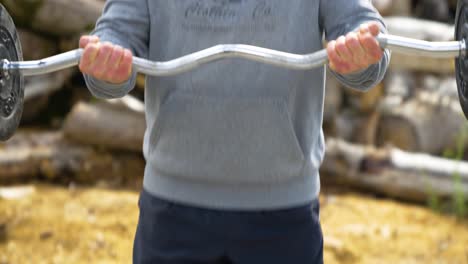 un hombre incorporando una barra en su régimen de entrenamiento - de cerca