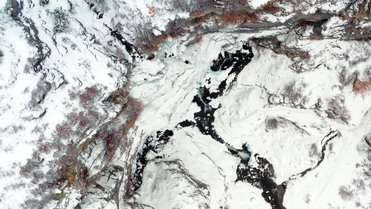 vista de pájaro aérea giratoria de la cascada congelada de stewart falls cerca de la estación de esquí de sundance en provo que requiere una pequeña caminata para llegar a