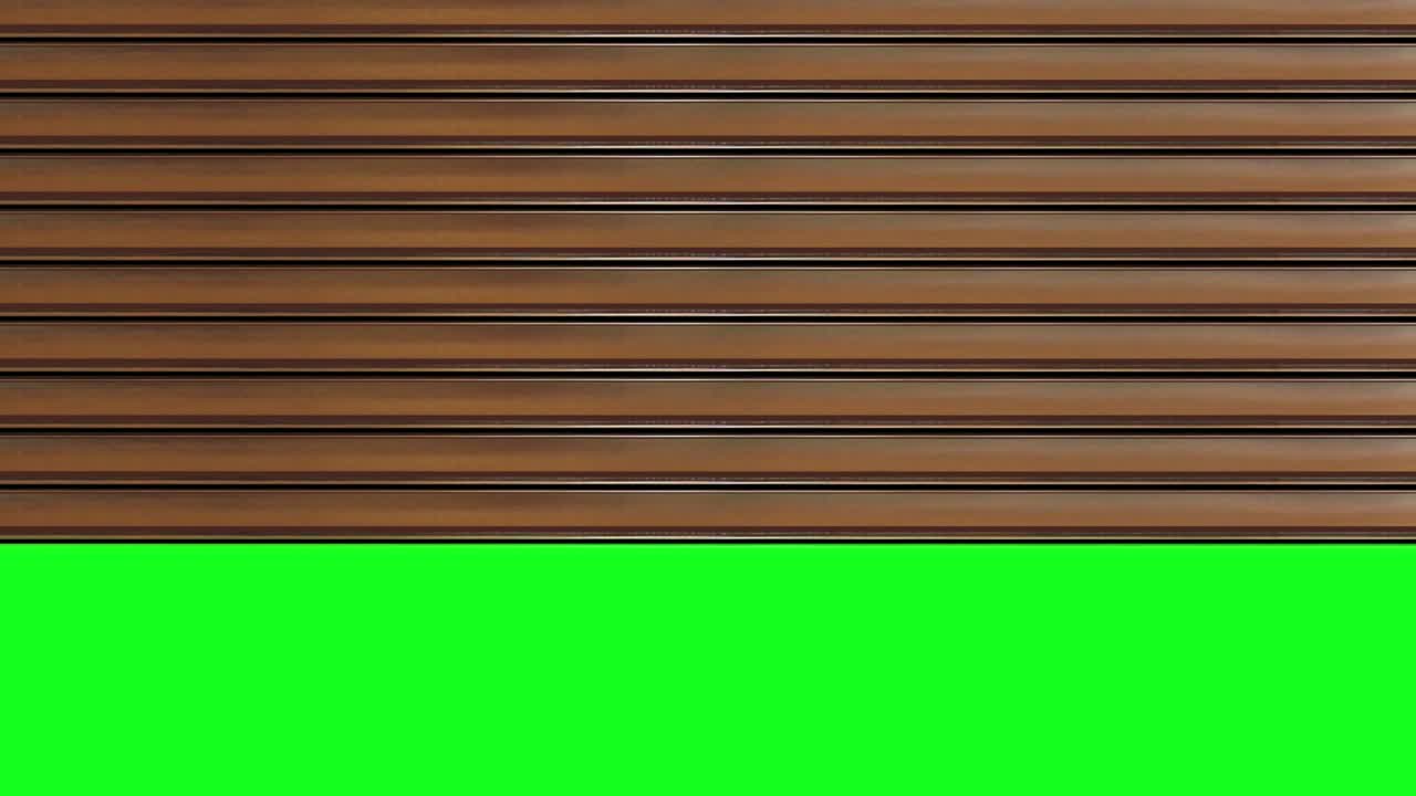 la persiana de la puerta de madera marrón se levanta para mostrar el chromakey vacío