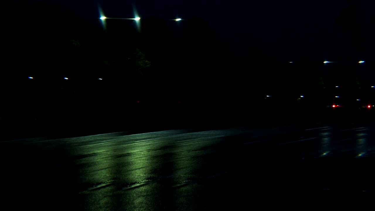 tráfico en la noche lluviosa con filtro de efecto paralelo