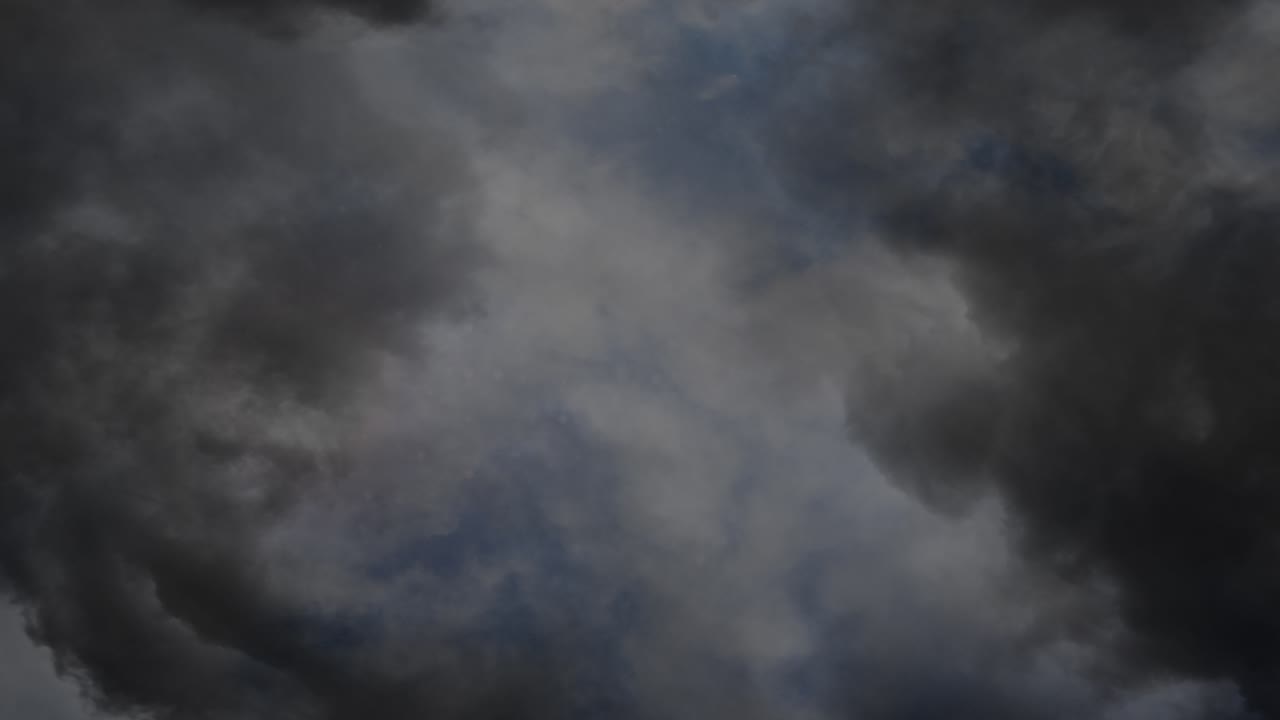 las tormentas detrás de las nubes blancas