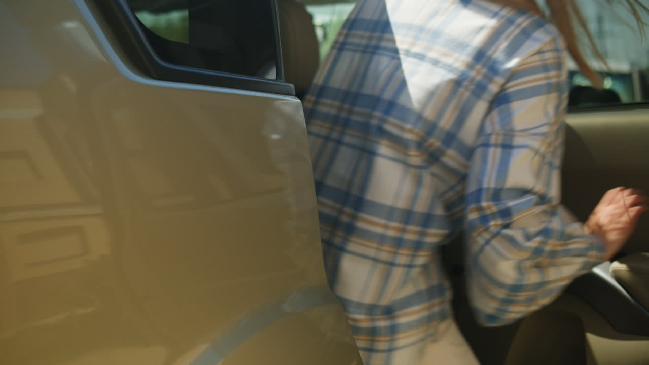 베이지색 차에 들어가는/나가는 사람