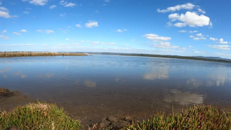 Natürliche-Mauserlagune-In-Coles-Bay-An-Sonnigen-Tagen-Mit-Ziehenden-Wolken